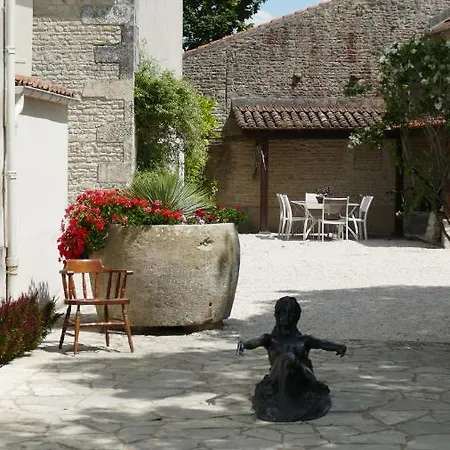 La Rochelle Et L'aunis Bed & Breakfast